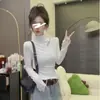 Blusas de Manga Longa com Gola Meio Alta e Aplicações de Renda para Mulheres no Outono e Inverno 2025 Novas Camisas Básicas Slim Fit para Mulheres
