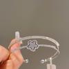 Pulsera de flor plateada negra súper brillante 2023 nuevo estilo estilo cool lujo ligero pulsera de flor de doble capa
