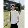 Estilo fresco e jovem de verão: Camiseta masculina esportiva branca de manga curta com ombros retos e gola redonda, com design de costura aparente, top leve