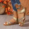 Sandalias planas doradas tejidas de estilo nuevo para mujer de talla grande, con tiras cruzadas, diseño de punta abierta y cierre de velcro, adecuadas para uso en exteriores y playa