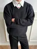 Suéter de punto gris claro de alta gama con cuello en V y diseño de dos piezas falsas, top de punto casual y sofisticado para hombre de invierno en estilo "old money"