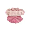 Conjunto de Verão para Meninas Bebê Moda Personalidade Infantil Tendência Estilo Coreano Gola Peter Pan Camiseta com Letra de Coração Shorts Florais