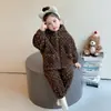 Conjunto de ropa de estar para niña de forro polar coral con estampado floral, engrosado para abrigar, con capucha y cremallera, adecuado para usar en invierno y puede usarse como prenda exterior.