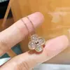 Collar de Trébol de Cuatro Hojas Chapado en Oro de Alta Gama con Flores Delicadas, Madreperla Blanca de 18 Quilates, Ágata Roja y Cadena Fina para Clavícula en Oro Claro Finamente Tallada