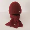 Touca Infantil de Tricô Jacquard para Outono e Inverno, Protege as Orelhas, Confortável, Quente, Resistente ao Frio, Novo Estilo, Touca de Tricô Fofa com Pom-Pom, Conjunto de Duas Peças