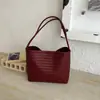 Bolso tejido retro estilo coreano para mujer, nuevo bolso cubo de moda nicho otoño e invierno 2026, bolso cruzado versátil para el día a día
