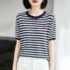 Camisa Base Redonda Doce com Bordado de Coração Estilo Academia, Listras, Seda Gelada, Manga Curta, Botões Decorados, Direto do Fabricante