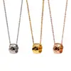 Collar de acero de titanio con estampado de cuadros de diamante estilo americano bañado en oro de 18K Red social coco Combinación de conjunto de pendientes de botón de cilindro de diamante