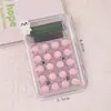 Calculadora linda de dibujos animados, de aspecto elegante, portátil, calculadora simple de oficina, mini computadora para estudiantes de primaria