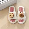 Chinelos de Algodão Femininos Estilo Desenho Animado Menina Fofa Macio 2026 Outono/Inverno Novos Chinelos Meio Meio de Pelúcia para Casa Preguiçosa