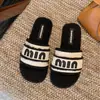 Celebridad de Internet Zapatillas de Felpa de Una Palabra Algodón para Mujer Uso Exterior 2026 Nuevo Otoño/Invierno Muy Bonitas Cómodas Suela Suave Zapatillas de Piel
