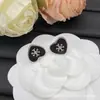 Pendientes de Alta Gama Coco Tachonados con Diamantes, Chapados en Oro con Microincrustaciones, Patrón Cuadriculado Finamente Tallado en CNC, Versátiles y Elegantes Pendientes de Botón Estilo Chanel