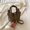 Mini súper caliente bolsa pequeña cruzada para mujer 2026 nuevo mini nicho otoño e invierno exquisita sensación de alta gama para niñas bolsa tipo sobre rojo