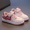 Zapatos casuales de skate de suela blanda estilo coreano para niños 2025 Verano Nuevos Tenis de moda para niñas Zapatos blancos de moda para niños