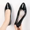 Sandálias de Salto Alto da Moda Transfronteiriças para Senhoras Casuais Aumentadoras de Altura Sandálias de Bico Fino de Verão Versáteis Sapatos de Salto Grosso Antiderrapantes para Uso Externo