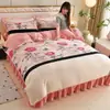 Conjunto de Quatro Peças de Veludo Leite Espesso para Inverno 4-4,5kg Conjunto de Roupa de Cama de Fleece Coral Outono/Inverno com Saia de Cama, Venda Direta da Fábrica, Atacado e Dropshipping
