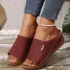 Pantuflas Casuales de Plataforma Gruesa de Talla Grande Transfronterizas para Mujer 2025 Nuevas Tiras Anchas Simples y de Moda Pantuflas de Cuña con Boca de Pez