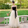 Vestido Strapless Estilo Francês com Patchwork de Renda, Saia Longa com Decoração de Laço na Cintura, Barra Ampla Inspirada em Design, Longo Emagrecedor