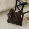Bolsa de Ombro Feminina Casual de Couro de Grande Capacidade Estilo Retrô Simples Outono 2025 de Alta Qualidade