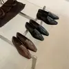 Coleção Outono 2026: Sapatos mocassins femininos de bico quadrado pequeno, em couro macio, versáteis e estilosos, perfeitos para um look preppy, calçados de moda feminina