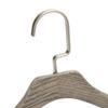 Percha de hotel de alta calidad al por mayor, percha de fresno de madera maciza con hombros anchos, percha para tienda de ropa, percha para exhibición de trajes para adultos y niños