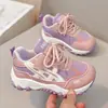 Zapatillas casuales de moda para niños, versátiles, de suela blanda, nuevo modelo de principios de otoño 2026, zapatillas de correr unisex para niños con retazos