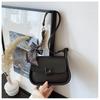 Bufanda de Seda de Moda Bolso Cuadrado Pequeño de Moda para Mujer 2025 Nuevo Verano Estilo Coreano Elegante Bolso de Hombro Bajo el Brazo con Textura de Pompones
