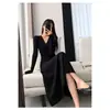 Vestido suéter de estilo puramente deseable con cuello en V, que irradia una vibra de alta gama y elegancia, adecuado para otoño e invierno, para llevar debajo de un abrigo, vestido de punto rojo estilo wabi-sabi