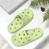 26 Novas Chinelos de Banheiro à Prova de Vazamento de Verão Chuveiro Secagem Rápida Design Vazado Chinelos Frescos Casa Antiderrapante Leve Respirável Sapatos de Urso