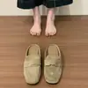 Primer Encuentro: Nuevos Zapatos de Mujer Verano 2026 - Mules Retro Versátiles que Aumentan la Altura, Punta Cerrada para Uso en Exteriores, Parte Superior de Gamuza