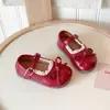 Sapatos de princesa estilo coreano para meninas 2026 primavera e outono laço de renda sapatos de sola única versáteis estilo floresta sapatos pequenos de couro para bebês