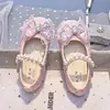 Sapatos de Couro de Cor Pura para Meninas 2026 Estilo Novo da Primavera Sapatos de Princesa Cauda de Peixe com Laço para Crianças Sola Macia Sapatos de Pérola