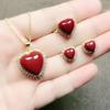 Pulsera con colgante de amor de cinabrio crudo natural con incrustaciones de corazón, pendientes, anillo y colgante, conjunto de tres piezas.
