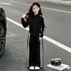 Conjunto deportivo de otoño para niña 2026 nuevo elegante estilo coreano casual para niños pantalones anchos de dos piezas