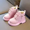 Botas estilo Martin Britânico para Crianças, novo modelo de inverno, botas curtas quentes forradas com fleece para meninos, botas de couro antiderrapantes para meninas, botinhas para bebês