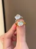 Anillo de Luz Anillo para Dedo Índice de Mujer Minimalista de Dibujos Animados Hello Kitty Anillo con Diamantes Brillantes Moda de Lujo Nicho Gama Alta Suave Versátil