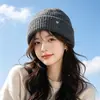 Gorro de Lana de Moda Versátil para Invierno, Color Sólido, Decoración con Logo Metálico, Cálido para Exteriores, Cortavientos, Protección para los Oídos, Gorro Tejido