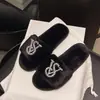 Zapatillas Peludas de Diamante de Marca de Moda para Mujer Otoño/Invierno 2025 Nuevas para el Hogar Brillantes de Diamante Planas Cálidas Deslizables Talla Grande