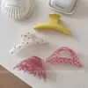 Pinza para el Cabello Triangular Hueca de Lunares de Fresa Color Amarillo Ganso Estilo Coreano para Mujer, Adecuada para Peinados Recogidos, Accesorio para el Cabello Versátil y Elegante