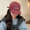 Nueva gorra de béisbol para mujer con bordado de letras, diseñada para hacer que la cara parezca más pequeña, adecuada para uso casual al aire libre, y una gorra versátil para parejas, también disponible en tallas para hombre