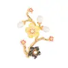 Nuevo broche de flor de ciruelo nacarado estilo chino, broche de flor de perla tradicional, venta al por mayor desde fábrica para broches de traje y abrigo