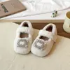 Zapatos peludos para niños, zapatos de algodón para niñas, nueva colección otoño/invierno 2025, color liso, adecuados para usar al aire libre, disponibles en tallas pequeña, mediana y grande, con suelas antideslizantes e interiores cálidos y suaves