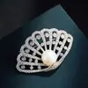 Broche Popular de Lujo Ligero con Calados y Festones Aleación de Cobre Microincrustado con Circonita Perla de Agua Dulce Elegante Broche Corsage para Mujer
