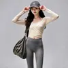 Conjunto de corrida fitness para mulheres, com um estilo suave, top de manga longa e calça atlética de alta elasticidade e modelagem slim, adequado para uso diário e yoga.