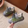 Otoño 2026 Nuevos Zapatos Infantiles Niños Suela Suave Cómodos Deportivos Casuales Estilo Coreano Moda Versátiles Niñas Zapatos de Entrenamiento Alemanes
