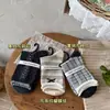 Calcetines Gris Seine con Estampado Floral Pequeño Corte Más Holgado para Mujer Estilo Mori Atmósfera Retro Adorno de Volantes Nuevo Versátil Tono Gris Cuadros Media Pantorrilla