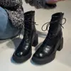 Primeiro Encontro Ji Yuan Bico Redondo Cadarço Botas Martin Femininas Salto Alto Outono e Inverno Botas Curtas 2026 Novo Estilo Estilo Britânico Botas Emagrecedoras