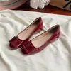 Fivela Quadrada Aumento de Altura 5cm Couro Patente Macio Elegante Boca Rasa Feminino Slip-On Bico Redondo Estilo Francês Desejo Puro Sapatos de Commuter Moda