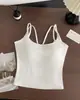Camisola sexy com tiras cruzadas nas costas, decote profundo e detalhes vazados, com bojos fixos, um top justo para usar em camadas ou sozinho
