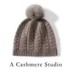 Novo Chapéu de Lã Grossa Quente com Pom-Pom Protetor de Orelha para Mulheres, 25% Caxemira, Moda de Inverno, Turbante de Tricô com Padrão Torcido